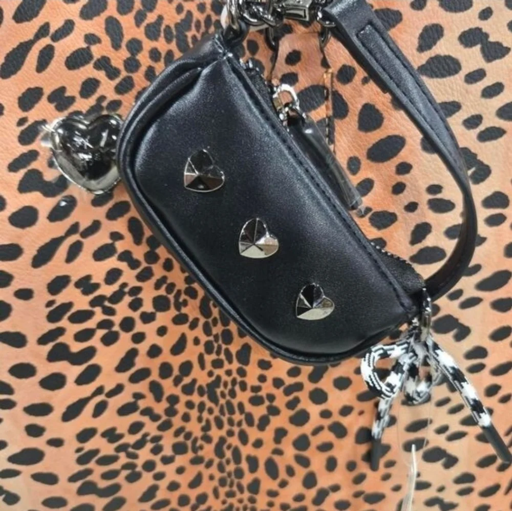 🖤🔹️Betsey Johnson 🔹️XOTOTE-L  Leopard Print 2pc Tote with Black Bag Charm - Picture 10 of 17